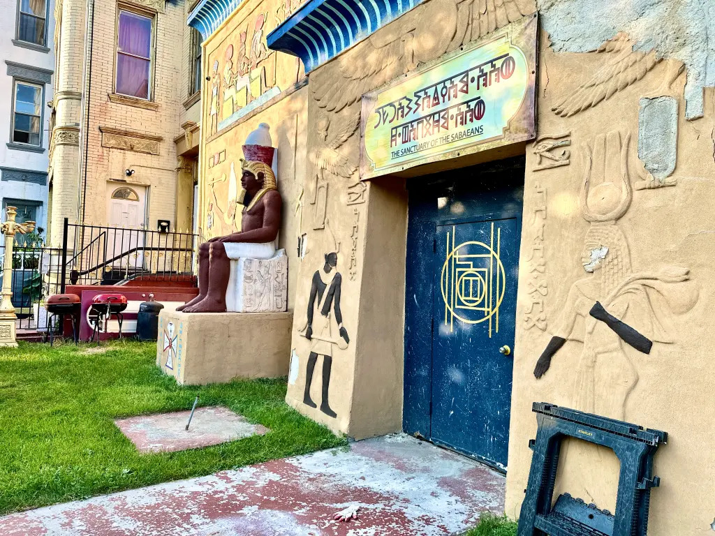 مبنى فرعوني للبيع وسط نيويورك... الزعيم في السجن وأتباعه بانتظار إله فضائي